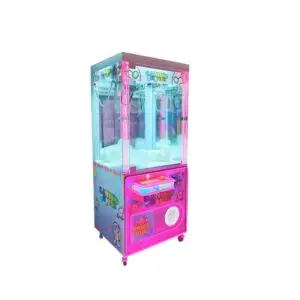 Красочный игровой автомат с клешнёй для призов